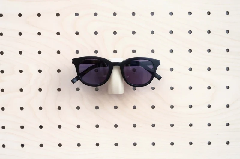 Porte-lunettes mural pour pegboard – support à lunettes panneau perforé