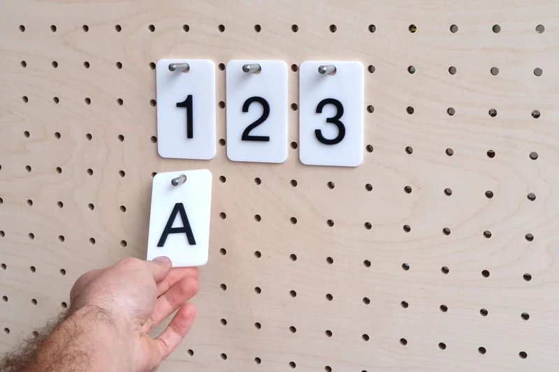 Cartes en relief chiffres et lettres pour pegboard – signalétique murale
