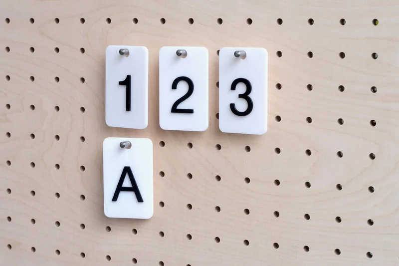 Cartes en relief chiffres et lettres pour pegboard – signalétique murale
