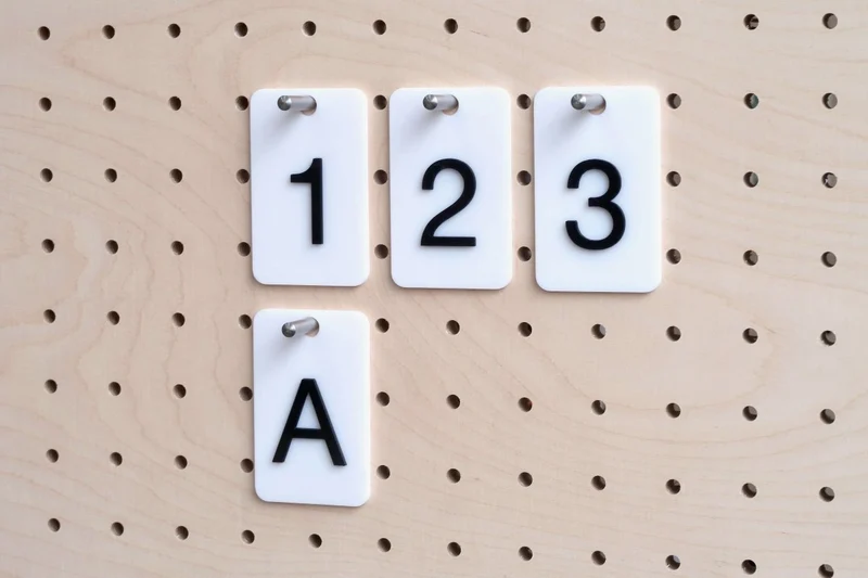 Cartes en relief chiffres et lettres pour pegboard – signalétique murale