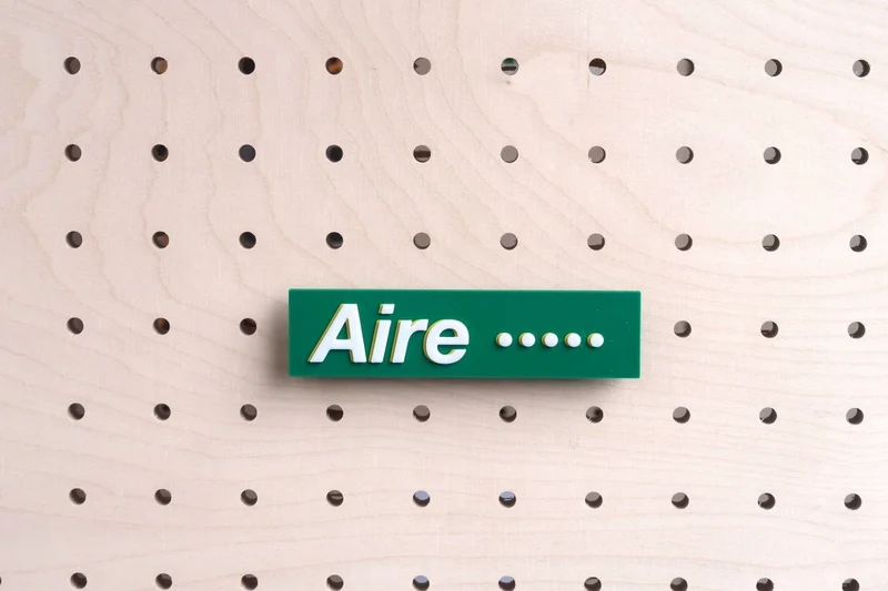 Pictogrammes et insignes pour pegboard – signalétique murale panneau perforé