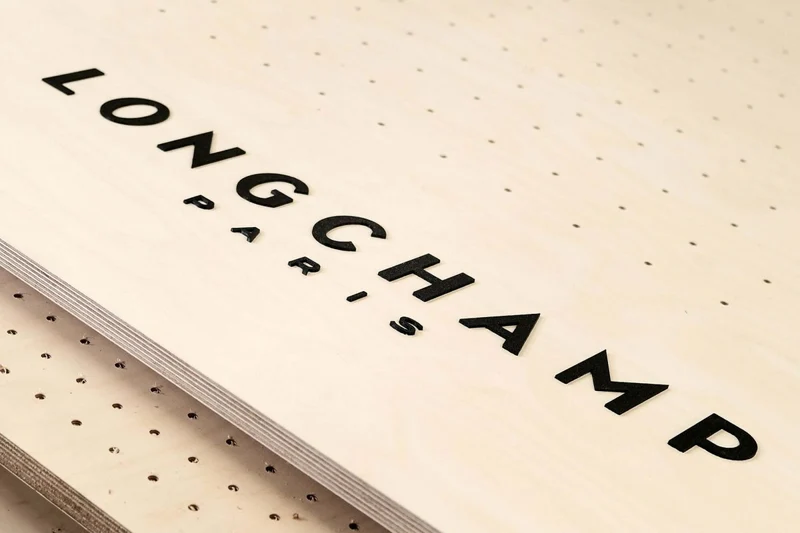 Votre logo sur pegboard – marquage et personnalisation sur mesure