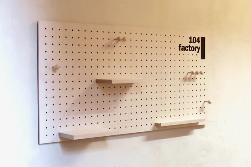 Votre logo sur pegboard – marquage et personnalisation sur mesure