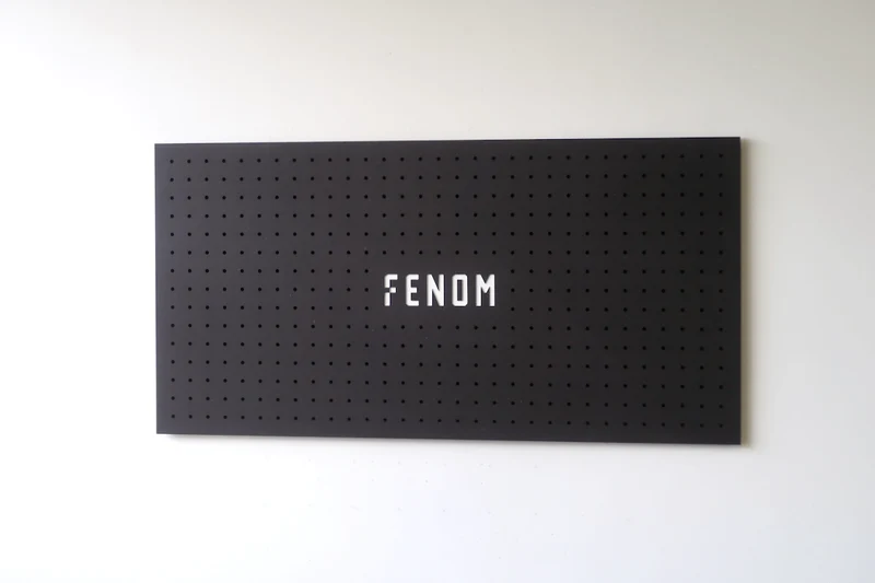 Votre logo sur pegboard – marquage et personnalisation sur mesure