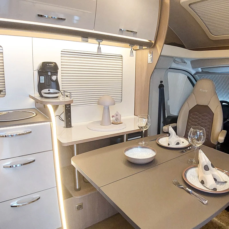 Tablette de rangement pour Bürstner année modèle 2018 à 2023 avec Face to Face et barre lumineuse