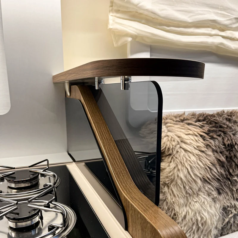 Tablette Mobilvetta Krosser et Kea avec compartiment de rangement sur la fenêtre de la cuisine et Face to Face