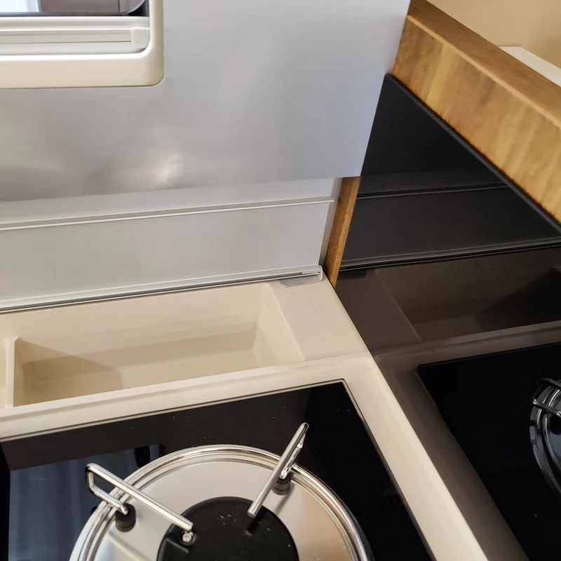 Tablette Mobilvetta Krosser et Kea avec compartiment de rangement sur la fenêtre de la cuisine et Face to Face