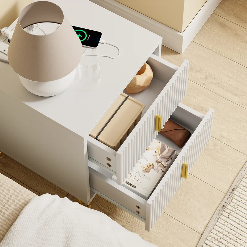SoBuy FBT115-E-W Table de Chevet avec Prise Intégrée 4-en-1 – 2 Prises, USB, Type-C, 2 Tiroirs, Poignées Dorées, Blanc