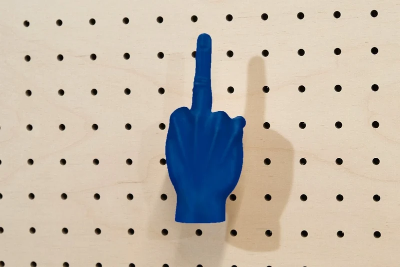 Patère main déco en impression 3D – crochet mural design pour pegboard