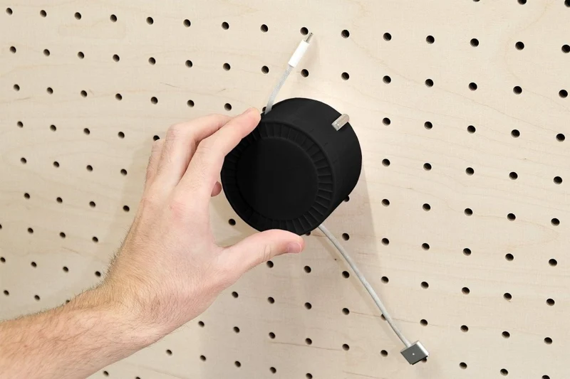 Enrouleur de câble pour pegboard – range-câble mural panneau perforé