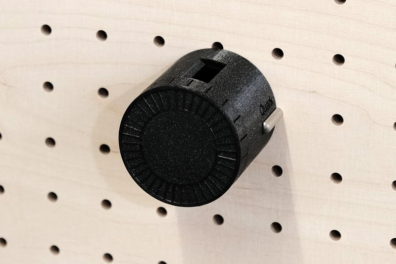 Enrouleur de câble pour pegboard – range-câble mural panneau perforé