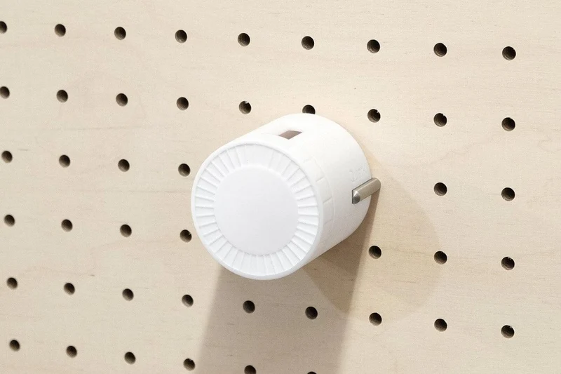 Enrouleur de câble pour pegboard – range-câble mural panneau perforé