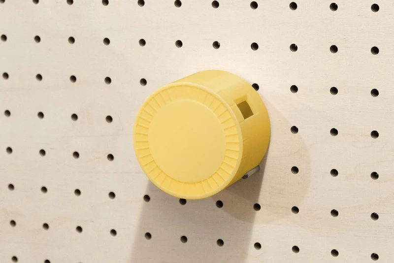 Enrouleur de câble pour pegboard – range-câble mural panneau perforé