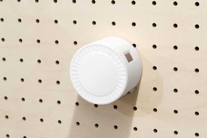 Enrouleur de câble pour pegboard – range-câble mural panneau perforé