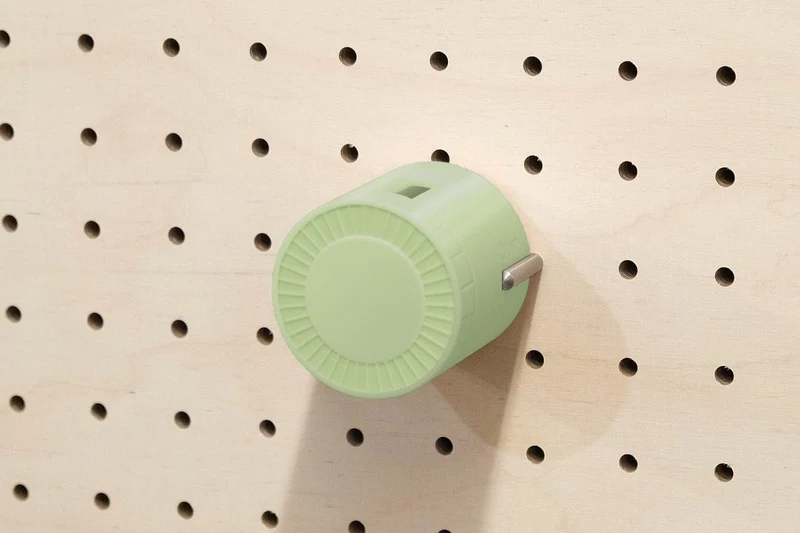 Enrouleur de câble pour pegboard – range-câble mural panneau perforé