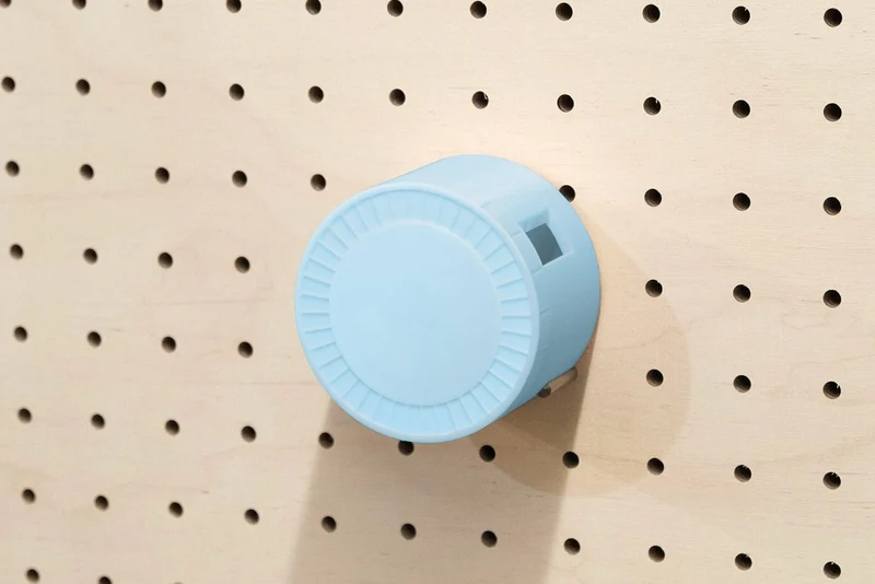 Enrouleur de câble pour pegboard – range-câble mural panneau perforé