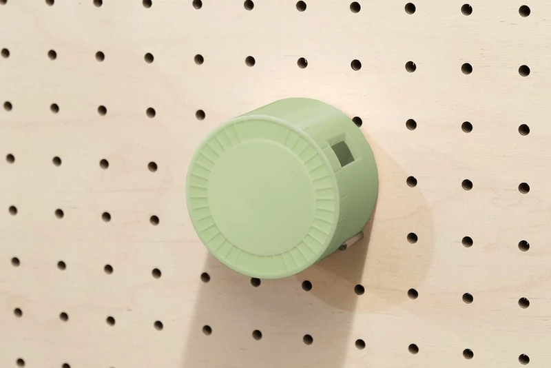 Enrouleur de câble pour pegboard – range-câble mural panneau perforé