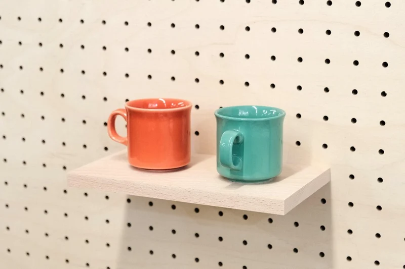 Étagère en bois massif pour pegboard – tablette murale panneau perforé