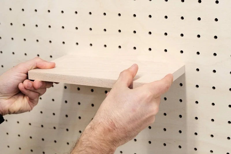 Étagère en bois massif pour pegboard – tablette murale panneau perforé