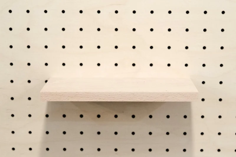 Étagère en bois massif pour pegboard – tablette murale panneau perforé