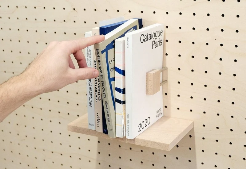 Serre-livres minimaliste pour pegboard – accessoire bibliothèque murale