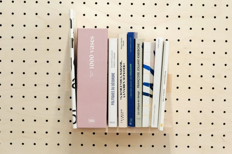 Serre-livres minimaliste pour pegboard – accessoire bibliothèque murale