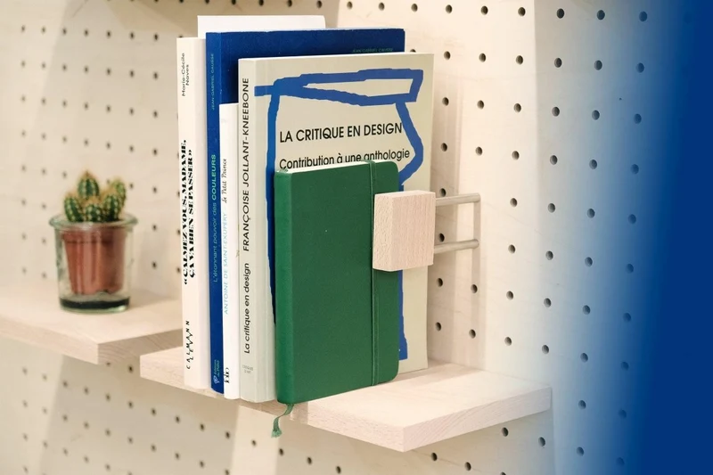 Serre-livres minimaliste pour pegboard – accessoire bibliothèque murale