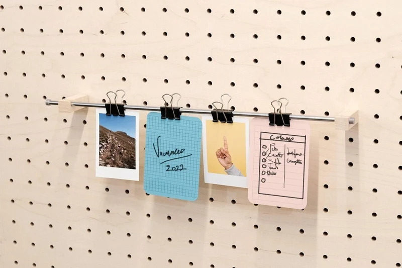 Porte-photos mural en bois – porte-affiches et cartes à barre métallique