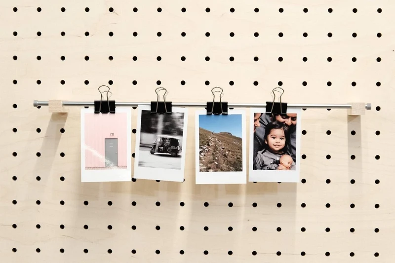 Porte-photos mural en bois – porte-affiches et cartes à barre métallique