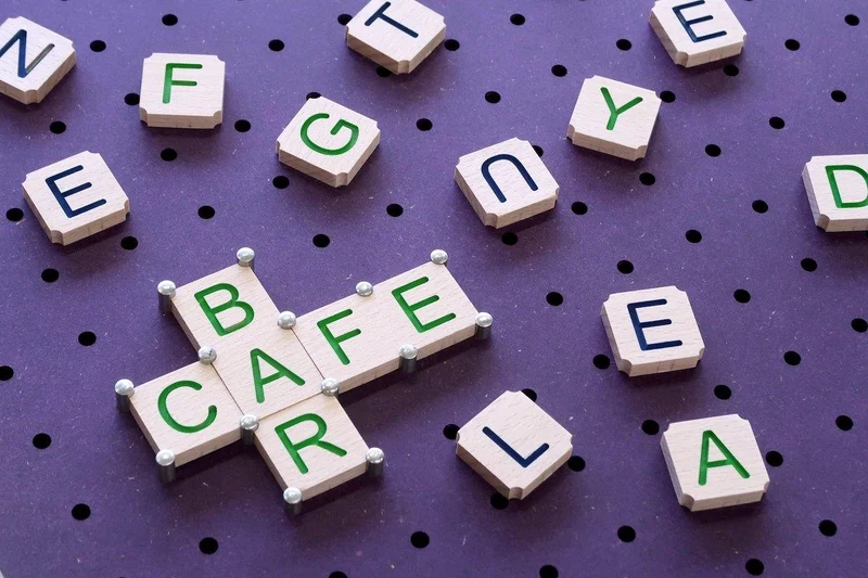 Lettres Scrabble en bois pour pegboard – signalétique murale déco