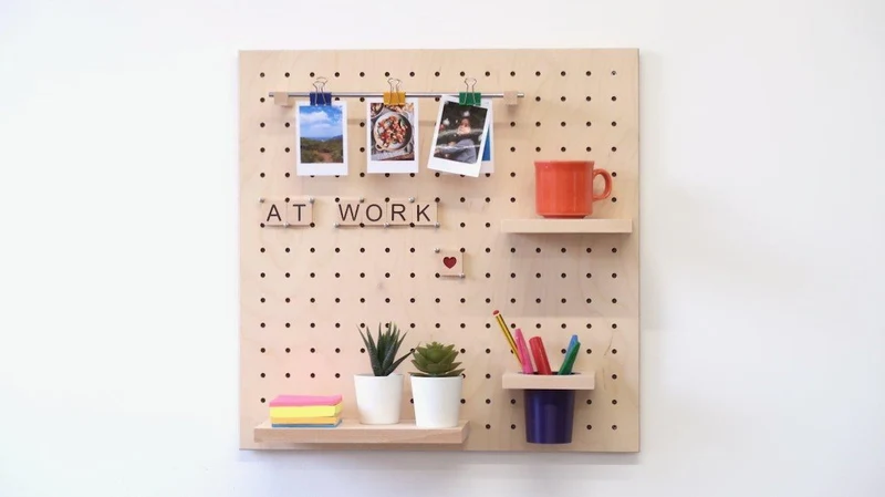 Lettres Scrabble en bois pour pegboard – signalétique murale déco