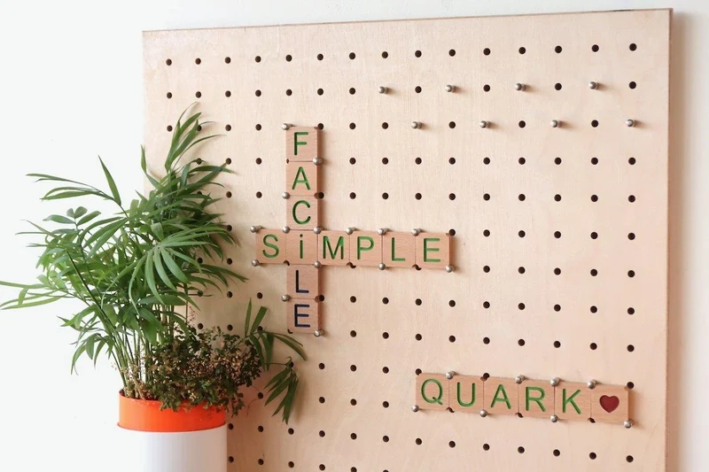 Lettres Scrabble en bois pour pegboard – signalétique murale déco