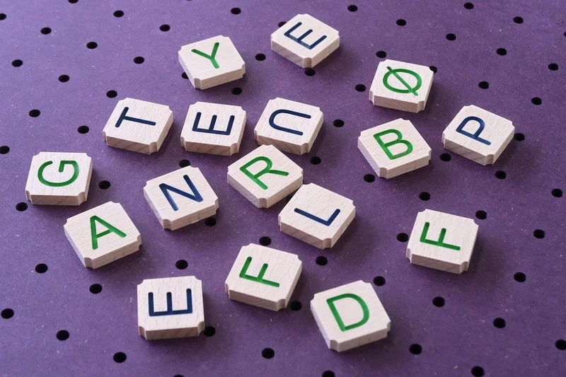 Lettres Scrabble en bois pour pegboard – signalétique murale déco