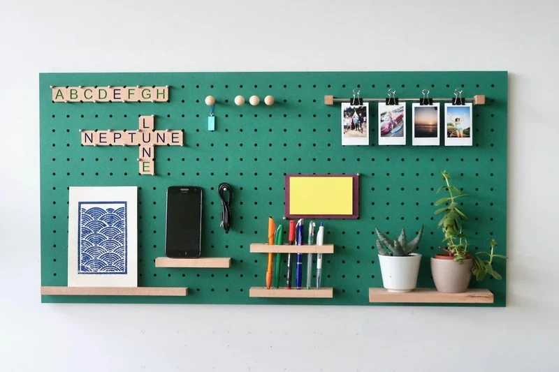 Lettres Scrabble en bois pour pegboard – signalétique murale déco