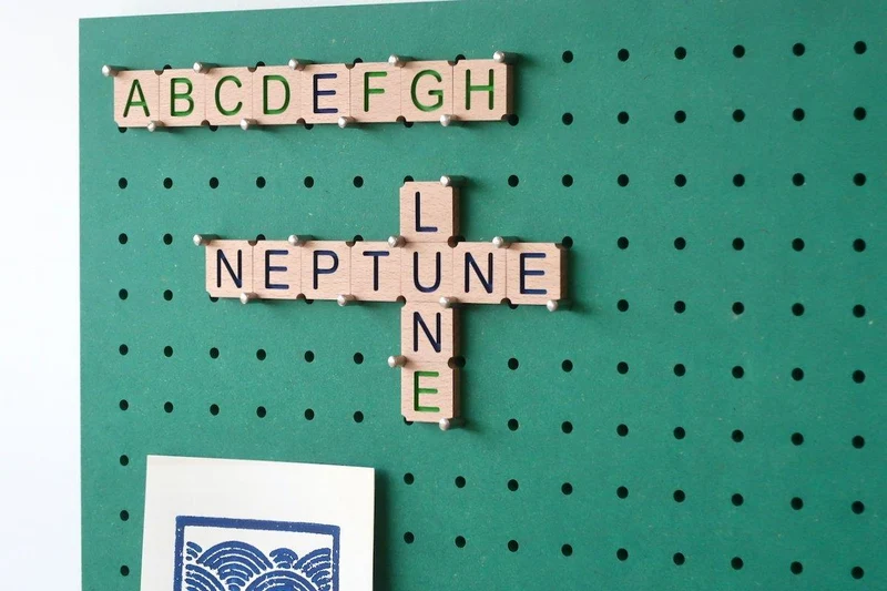 Lettres Scrabble en bois pour pegboard – signalétique murale déco