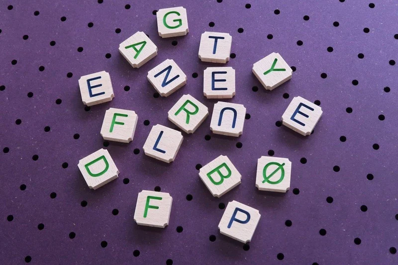 Lettres Scrabble en bois pour pegboard – signalétique murale déco