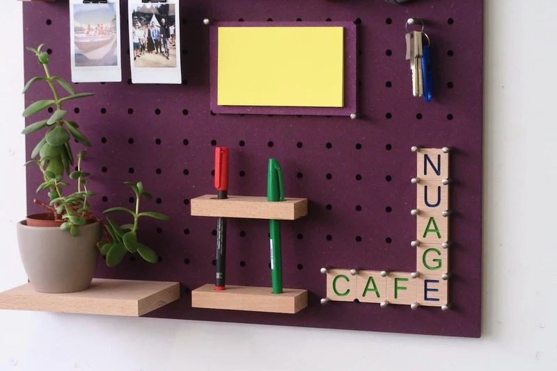 Lettres Scrabble en bois pour pegboard – signalétique murale déco