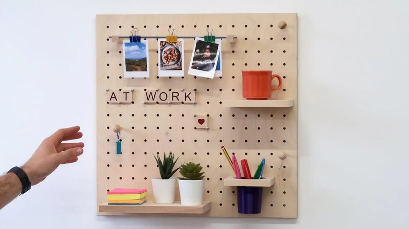 Lettres Scrabble en bois pour pegboard – signalétique murale déco