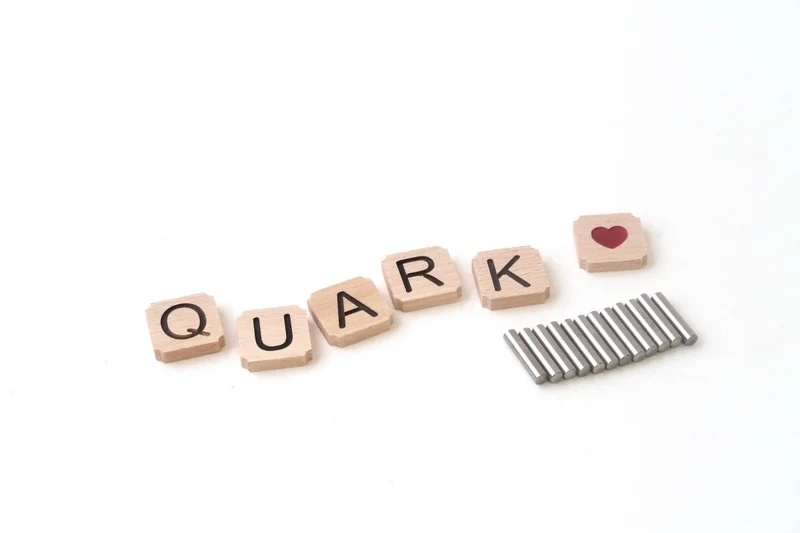 Lettres Scrabble en bois pour pegboard – signalétique murale déco