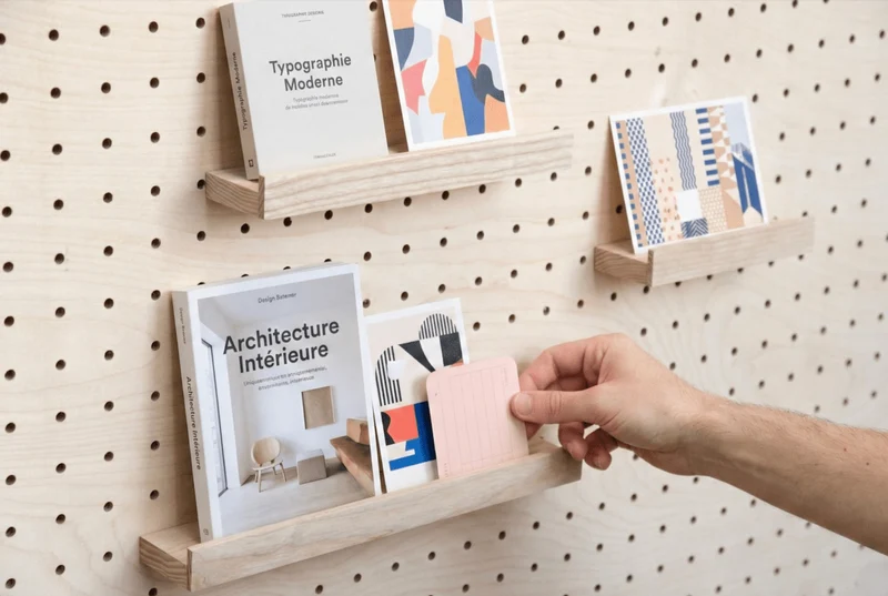 Cimaise en bois pour pegboard – présentoir à livres mural panneau perforé