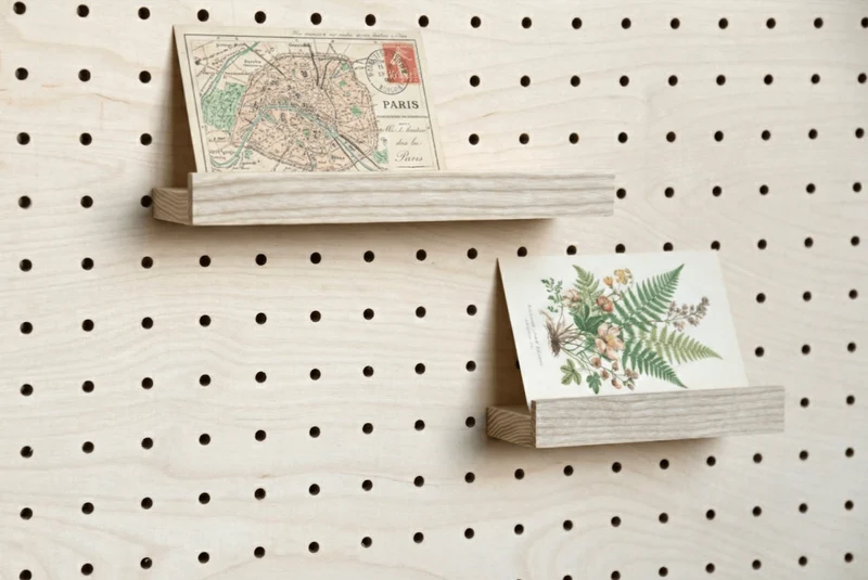 Cimaise en bois pour pegboard – présentoir à livres mural panneau perforé