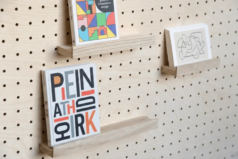 Cimaise en bois pour pegboard – présentoir à livres mural panneau perforé