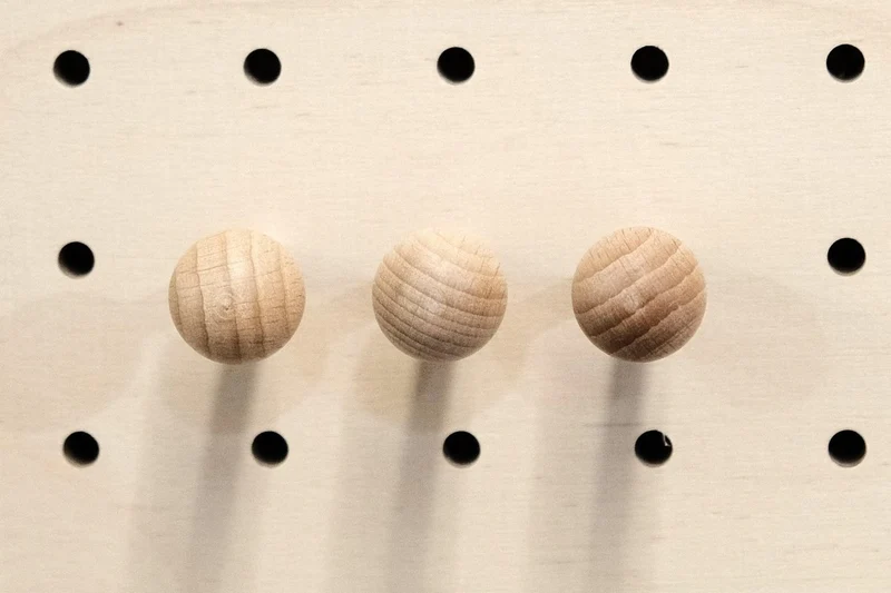 Tourillons en bois pour pegboard – goupilles à bille tournée