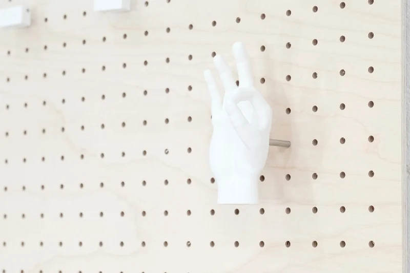 Kit animateur pegboard – panneau perforé mural + accessoires (kit tout-en-un)