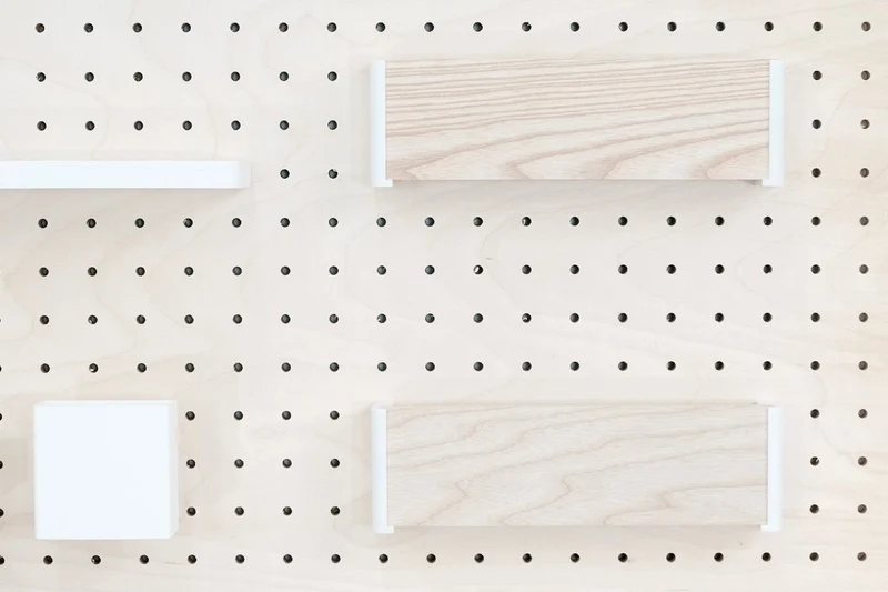 Kit animateur pegboard – panneau perforé mural + accessoires (kit tout-en-un)