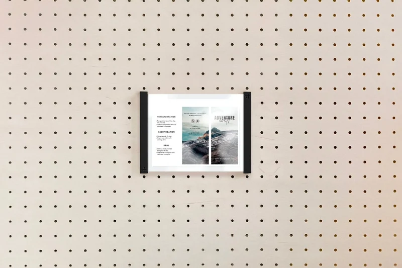Porte-affiche en plexi pour pegboard – support d'information mural