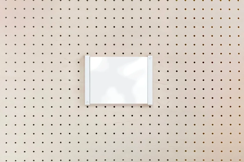 Porte-affiche en plexi pour pegboard – support d'information mural