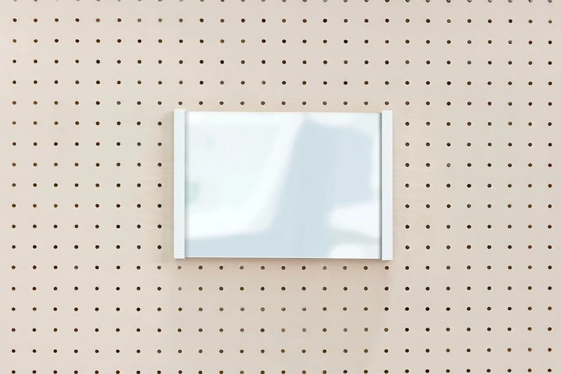 Porte-affiche en plexi pour pegboard – support d'information mural