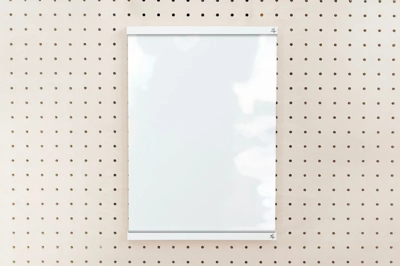 Porte-affiche en plexi pour pegboard – support d'information mural