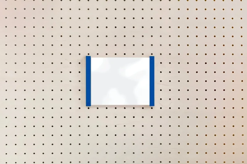 Porte-affiche en plexi pour pegboard – support d'information mural